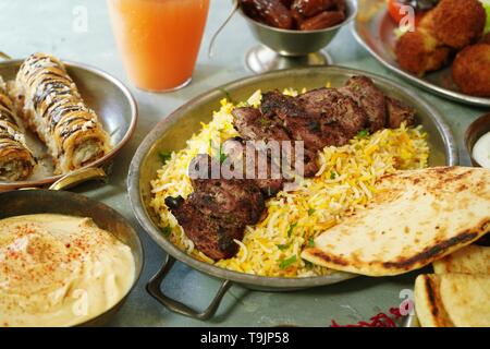 Ramadan fête de l'alimentation contexte /l'Iftar party concept -agneau Kababs,le riz, l'hoummos,pain lavash dates et Baklava, selective focus Banque D'Images