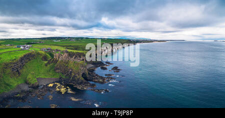 Panorama de l'antenne de la cité médiévale Le Château de Dunluce ruines, Irlande Banque D'Images