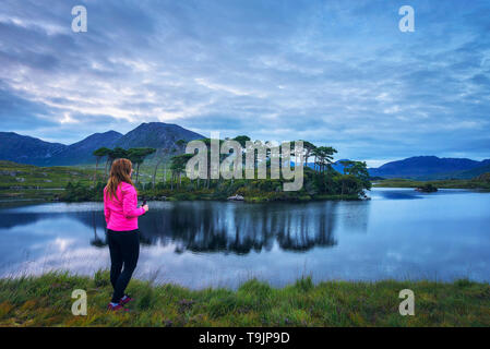 Jeune randonneur à l'Île Pine dans Derryclare Lough Banque D'Images