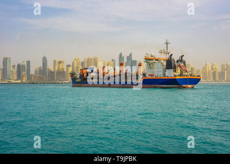 Navire pétrolier de quitter la marina de Dubaï Banque D'Images