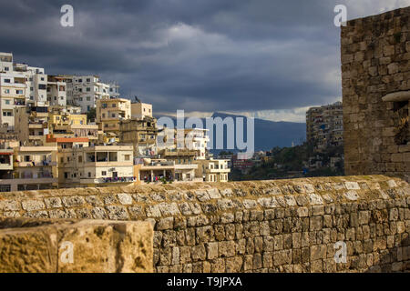 Tripoli, Liban - 15 janvier 2016 : La vue de la Citadelle sur un quartier résidentiel de Tripoli, Liban. Banque D'Images