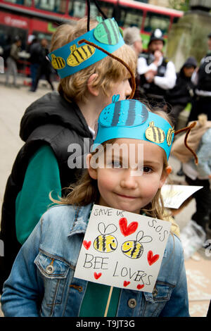 17 mai 2019. Hackney. La rébellion contre l'utilisation du conseil de produits chimiques toxiques sur des terrains de glyphosate, parcs et rues par des familles locales. Les jeunes gi Banque D'Images