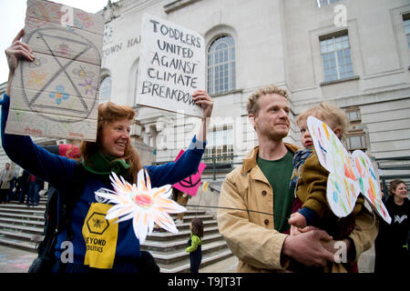 17 mai 2019. Hackney. La rébellion contre l'utilisation du conseil de produits chimiques toxiques sur des terrains de glyphosate, parcs et rues par des familles locales ; une mère Banque D'Images