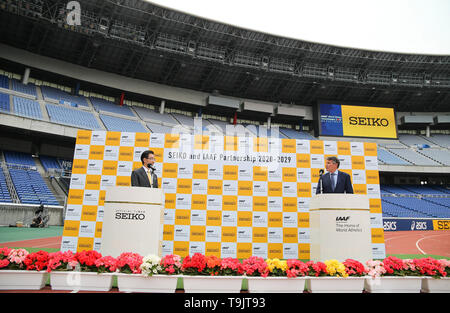 YOKOHAMA, Japon - 10 mai : le président-directeur général de Seiko, M. Shinji Hattori et le président de l'IAAF au cours de la Sebastian Coe Seiko officiel annonce dans le monde de l'IAAF 2019 championnats de relais au Nissan Stadium le 10 mai 2019 à Yokohama, au Japon. (Photo de Roger Sedres pour l'IAAF) Banque D'Images