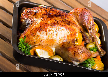 Ensemble de rôti de dinde aux pommes, citrouilles, pommes de terre, les carottes et les verts dans le plat de cuisson Banque D'Images