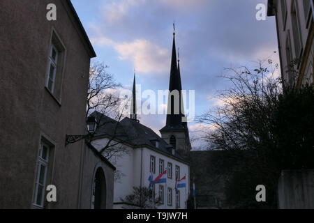 Dans le centre historique de la ville de Luxembourg avec une église en arrière-plan Banque D'Images