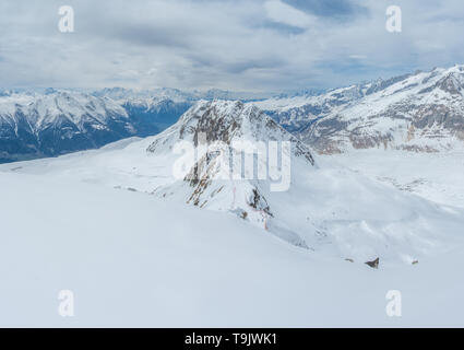 Vue depuis le sommet de l'Eggishorn, sommet, vue depuis un sommet des Alpes bernoises en Suisse. Montagnes couvertes de neige autour de glacier d'Aletsch. Banque D'Images