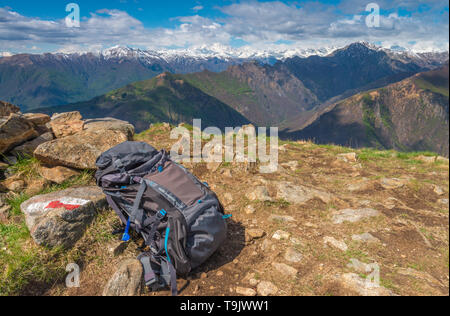 Vue du sommet des montagnes aux sommets enneigés, sac à dos, d'un sentier ou chemin de marqueur marqueur, dans le Nord de l'Italie Alpes du Piémont, à la recherche du Monte Rosa. Banque D'Images