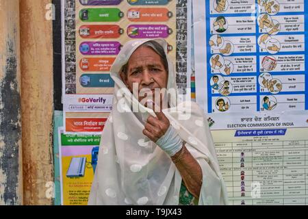 Un Indien vu l'électeur en montrant son doigt à l'encre après avoir voté dans un bureau de vote lors de la phase finale de l'élection générale de l'Inde à Patiala district de Punjab. Le vote est commencé pour la phase finale de la Lok Sabha élections dans le Punjab, du Bihar, du Bengale occidental, le Madhya Pradesh, Uttar Pradesh, Himachal Pradesh, Jharkhand et Chandigarh. Plus de 10.01 lakh les électeurs devront décider du sort de 918 candidats. Le dépouillement des votes aura lieu le 23 mai, ont dit. Banque D'Images