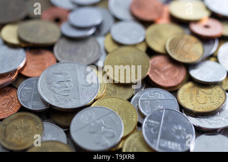 Un tas de nouvelles et d'anciennes pièces de monnaie peso philippin Banque D'Images