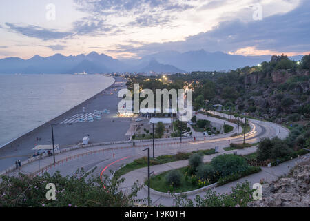 Vue en soirée des plages d'Antalyas, Turquie Banque D'Images