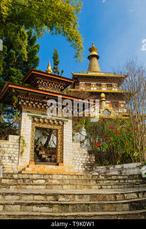 Le Khamsum Yulley Namgyal Chorten a été conçu pour maintenir la paix et l'Harmonie Banque D'Images