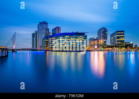 Vue de nuit de studios de télévision bâtiments à Media City, Salford à Manchester, Royaume-Uni Banque D'Images