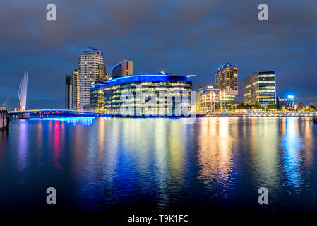 Vue de nuit de studios de télévision bâtiments à Media City, Salford à Manchester, Royaume-Uni Banque D'Images