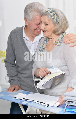 Close-up portrait of happy senior couple pendant le repassage Banque D'Images