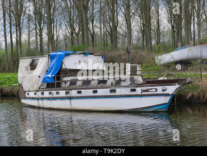 Un vieux bateau blanc sur l'eau Banque D'Images