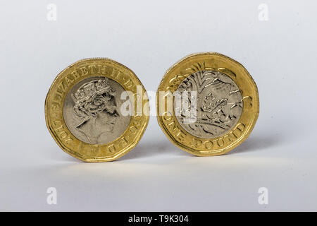 Paire de £1 pièces debout sur edge. Banque D'Images