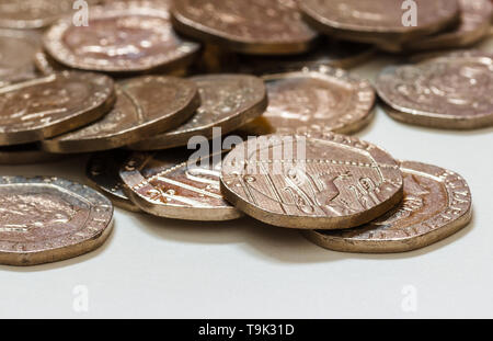 Une pile de vingt pence morceaux. Banque D'Images