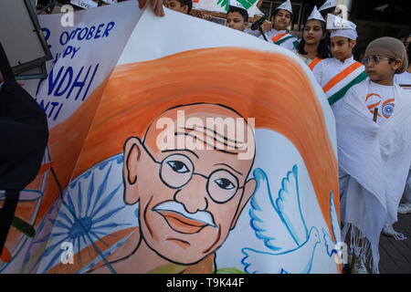 Une performance de l'ambassade de l'Inde sur l'Avenue Sakharov à Moscou est dédiée au 150e anniversaire de la naissance de l'homme politique indien Mahatma Gandh Banque D'Images