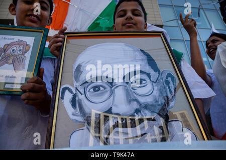 Une performance de l'ambassade de l'Inde sur l'Avenue Sakharov à Moscou est dédiée au 150e anniversaire de la naissance de l'homme politique indien Mahatma Gandh Banque D'Images