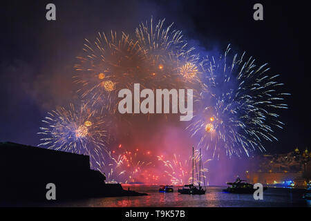 Voir à partir de la surface de l'eau sur un étonnant spectacle de feux d'artifice dans le contexte des bastions historiques de La Valette en Grand Harbour, Malte Banque D'Images