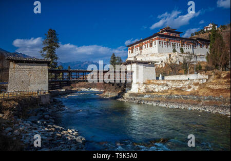 Ringpung Dzong avec un ciel bleu Banque D'Images