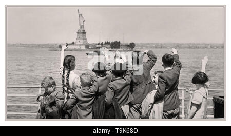 Vintage archive WW2 image de propagande d'enfants juifs réfugiés échapper à l'Allemagne nazie agression antisémite en voyageant par la mer aux États-Unis en 1939. Les enfants juifs imitent la statue et se défervent vers la Statue de la liberté lorsqu'ils entrent à New York à bord du Président SS Harding le 3 juin 1939 Banque D'Images