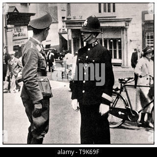 WW2 German Occupation du Jersey Channel Islands agent en uniforme de la Wehrmacht nazie parle à Jersey policier en uniforme de la police britannique traditionnel.L'occupation allemande des îles Anglo-Normandes a duré plus de la Seconde Guerre mondiale, à partir de 30 juin 1940 jusqu'à leur libération le 9 mai 1945. Le Bailliage de Jersey et du Bailliage de Guernesey sont deux dépendances de la Couronne britannique dans la Manche, près de la côte de Normandie. Les îles de la Manche ont été la seule partie des îles Britanniques à être occupé par l'Armée allemande (Wehrmacht) durant la guerre. Banque D'Images