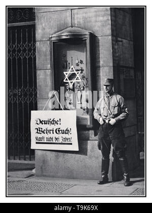 Allemagne 1930 boycott Nazi juifs à boutiques vintage Actualités des archives d'images de propagande antisémite illustrant le 1er avril 1933,magasin juif boycott d'achat qui a été annoncé par le Nazi NSDAP Parti national-socialiste. Placard lit que "les Allemands, défendre vous-mêmes, n'achètent pas des Juifs", au Jewish Tietz, magasin appartenant à l'étoile de David coincé sur un cabinet de promotion. Un membre du parti Nazi NSDAP en uniforme avec un brassard à croix gammée et portant des bottes, se trouve à l'extérieur pour faire respecter l'état officiel parrainé boycott recommandé Banque D'Images