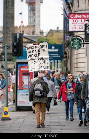 Un prédicateur de rue promenades le long de la rue George à Édimbourg, Écosse, Royaume-Uni Banque D'Images