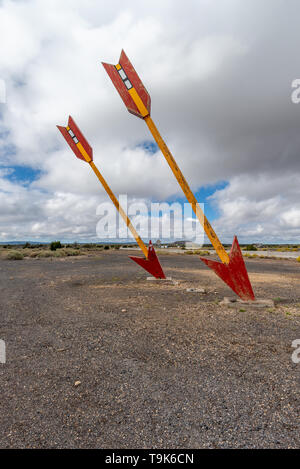 Twin arrows marquer la sortie pour cette station d'essence abandonnés sur la Route 66 Banque D'Images