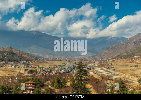 Nuageux Paro valley vu depuis le Rinpung Dzong Banque D'Images