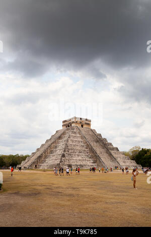 Menaces sur l'mayan Temple Pyramide de Kukulcan, Chichen Itza site du patrimoine mondial de l'UNESCO, Yucatan, Mexique Amérique Latine Banque D'Images