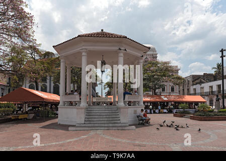 Stands de souvenirs et le pavillon sur la plaza de la Independencia, Casco Viejo, quartier historique de la ville de Panama Banque D'Images