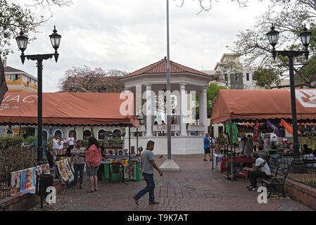 Stands de souvenirs et le pavillon sur la plaza de la Independencia, Casco Viejo, quartier historique de la ville de Panama Banque D'Images