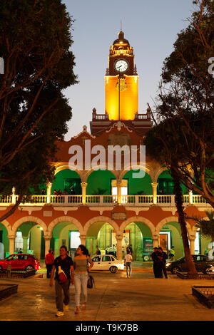 Merida, Mexique - gens de la Plaza de Independencia dans le centre-ville la nuit, Merida, Yucatan, Mexique Amérique Latine Banque D'Images