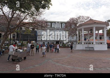 Stands de souvenirs et le pavillon sur la plaza de la Independencia, Casco Viejo, quartier historique de la ville de Panama Banque D'Images