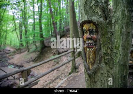 Visage sculpté dans un tronc d'arbre, Steckeschlääfer-Klamm, Binger forêt, Bingen sur le Rhin, Rhénanie-Palatinat, Allemagne Banque D'Images