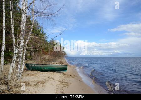 Canot de pêche amarrés sur la rive nord du lac Peipsi, près de Alajoe, comté d'Ida-Viru, Estonie, avril 2018. Banque D'Images