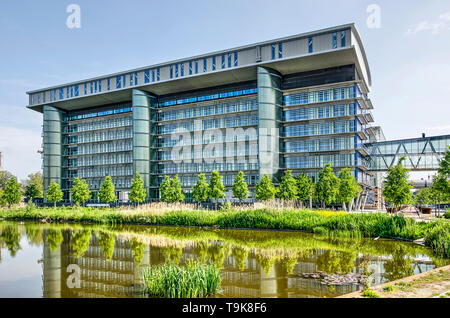 Leiden, Pays-Bas, Mai 18, 2019 : l'architure moderne du Leiden University Medical Centre bâtiment de recherche reflétant dans l'étang adjacent Banque D'Images