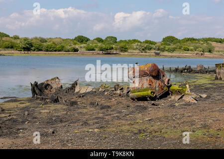 Vestiges d'épaves dispersées découverte à marée basse en Forton lake Gosport dans le Hampshire. Des tas de pièces de bateau rouille formant des motifs complexes. Banque D'Images