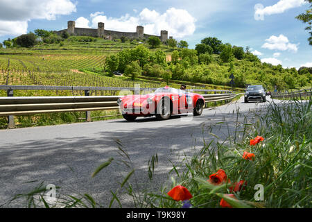 Toscane, Italie - Mai 2019 : inconnu des pilotes sur l'Alfa Romeo Spider 1954 Sport1900 au cours de l'activité publique du cortège historique des Mille Miglia et le Ca Banque D'Images