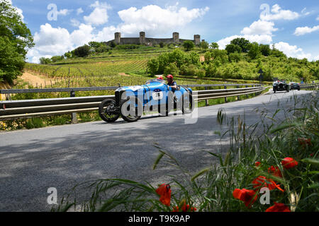 Toscane, Italie - Mai 2019 : les pilotes non identifiés sur AMILCAR CGSS SILURO 1926 au cours de l'activité publique du cortège historique des Mille Miglia et le Castl Banque D'Images