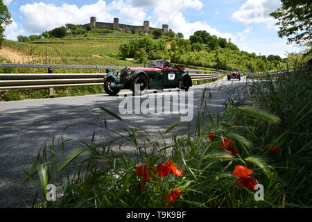 Toscane, Italie - Mai 2019 : les pilotes non identifiés sur l'ALFA ROMEO 6C 1750 SS 1929 jeunes au cours de l'activité publique du cortège historique des Mille Miglia et t Banque D'Images