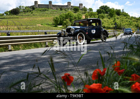 Toscane, Italie - Mai 2019 : les pilotes non identifiés sur MAÎTRE BUICK COUPé 1928 SIX au cours de l'activité publique du cortège historique des Mille Miglia et le Ca Banque D'Images