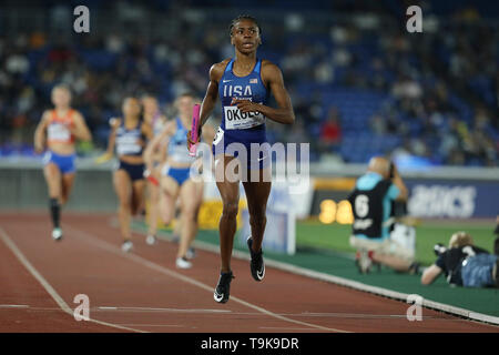 YOKOHAMA, Japon - 10 MAI : Courtney Okolo des USA dans le relais féminin 4x400m durant le jour 1 de la Finale Mondiale 2019 championnats de relais au Nissan Stadium le samedi 11 mai 2019 à Yokohama, au Japon. (Photo de Roger Sedres pour l'IAAF) Banque D'Images