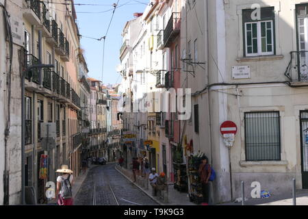 PORTUGAL, LISBONNE - 30 septembre 2018 : vue sur une rue de la vieille ville historique de l'Alfama (Largo n'Terreirinho) à Lisbonne, Portugal Banque D'Images