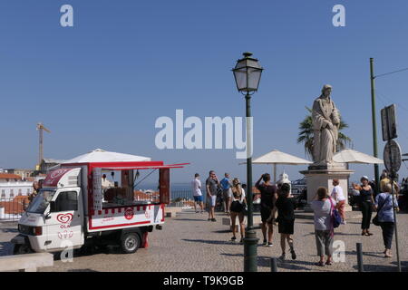 PORTUGAL, LISBONNE - 30 septembre 2018 : Certaines personnes autour de la statue de San Vicente, saint patron de Lisbonne, Portugal Banque D'Images