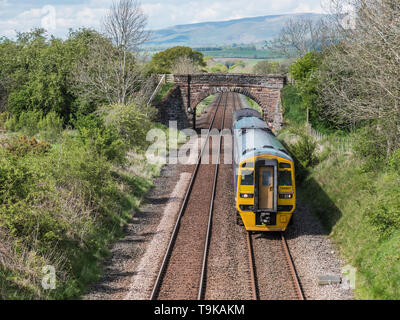 Diesel Sprinter train approchant Appleby gare sur la célèbre ligne de Carlisle à régler en Cumbria Banque D'Images