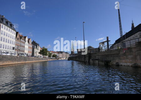 Copenhague, Danemark - 26 août 2018 : Les canaux de Copenhague avec l'Nikolaj Contemporary Art Center à l'arrière-plan Banque D'Images